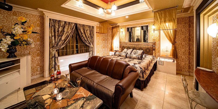 Gold classic-style room at Hotel Rose Lips Tsuruhashi with a leather sofa and a double bed